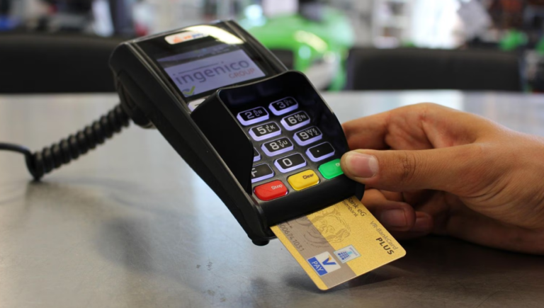 ക്രെഡിറ്റ് കാര്ഡ് ഉപയോഗം കൂടി; കൂടെ ബിൽ അടക്കാത്തവരുടെ എണ്ണവും